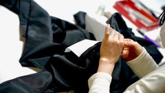 Vestaglia nera consigliata: fibre sintetiche