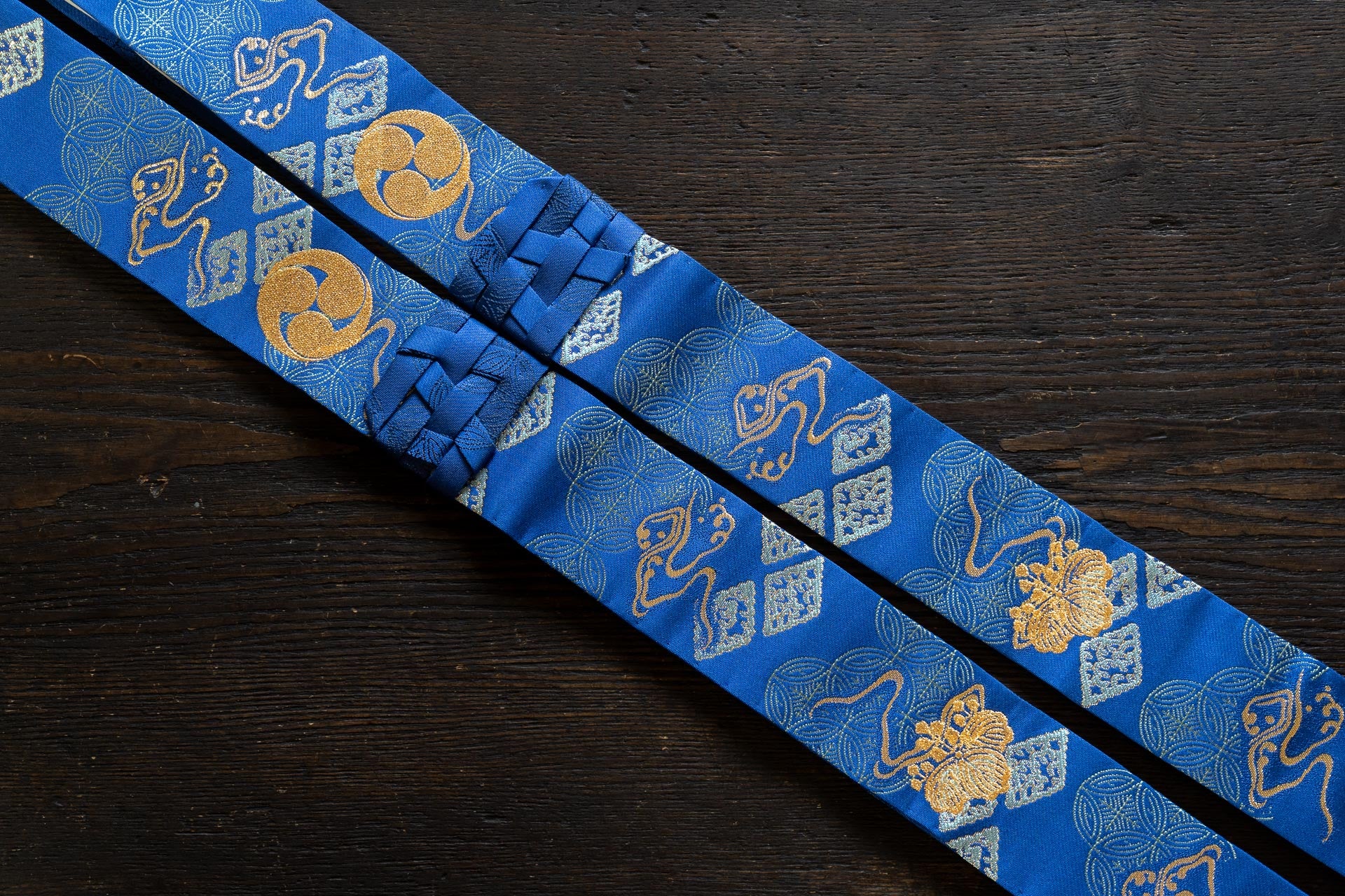 【未使用・箱付き】寺院記念品 頭陀袋 相承刺繍入り 濃紺 和装 仏具 折五条/畳袈裟 波菱松七宝｜特別瑠璃 – 直七法衣店｜法衣袈裟のお悩み