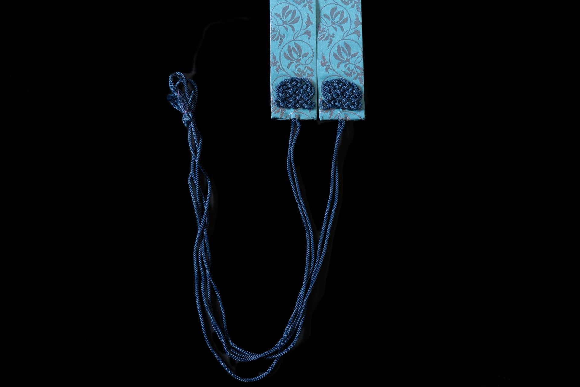 式章の房紐の作業前