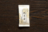 防虫香 上品の袋1つを、木の天板に置いた写真