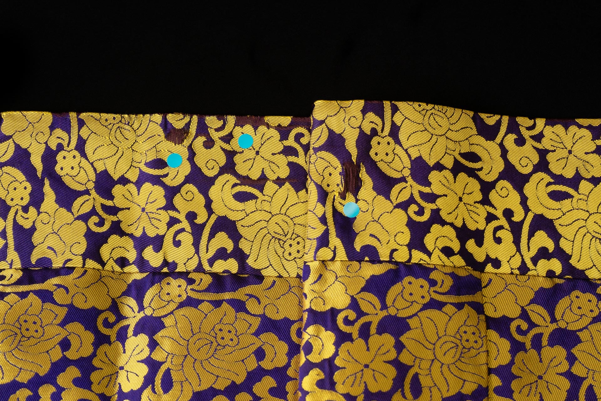 袈裟の縁に見られる傷み
